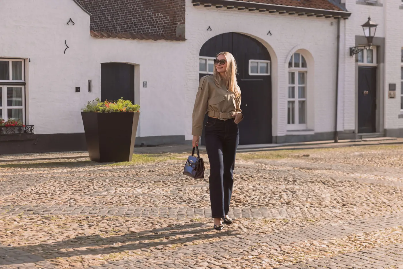 Petite Retro Flared Jeans – Dark Blue, gedragen door een model van 168 cm in maat S-32