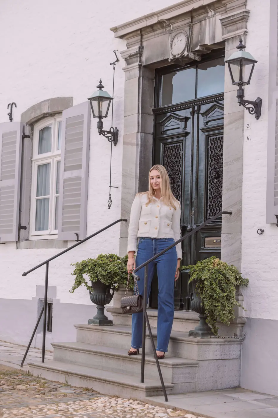 Petite Retro Flared Jeans – Mid Blue, gedragen door een model van 168 cm in maat S-32