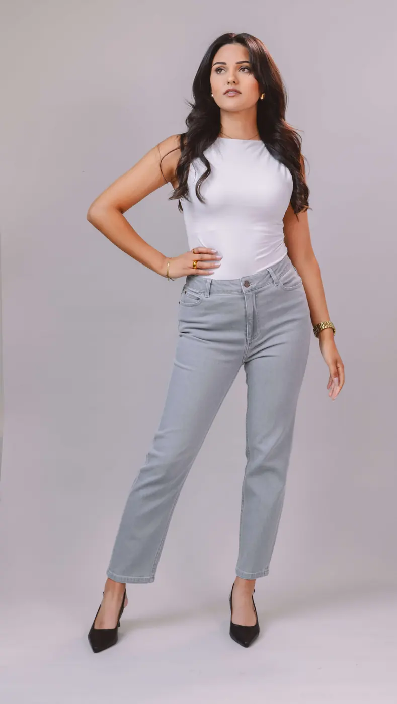 Petite Slim Fit Jeans – Light Grey, gedragen door een model van 168 cm in maat S-32