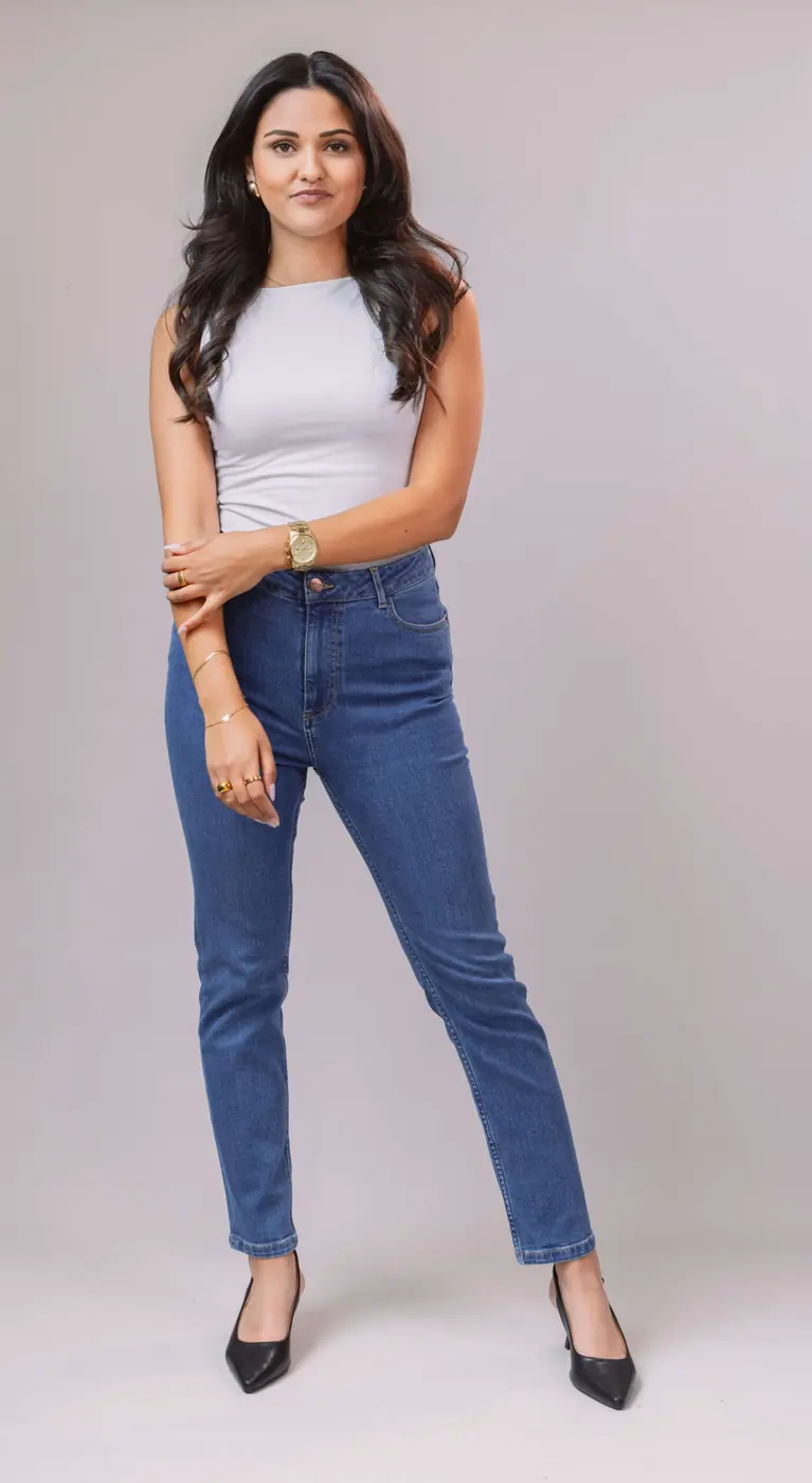 Petite Slim Fit Jeans – Mid Blue, gedragen door een model van 168 cm in maat S-32