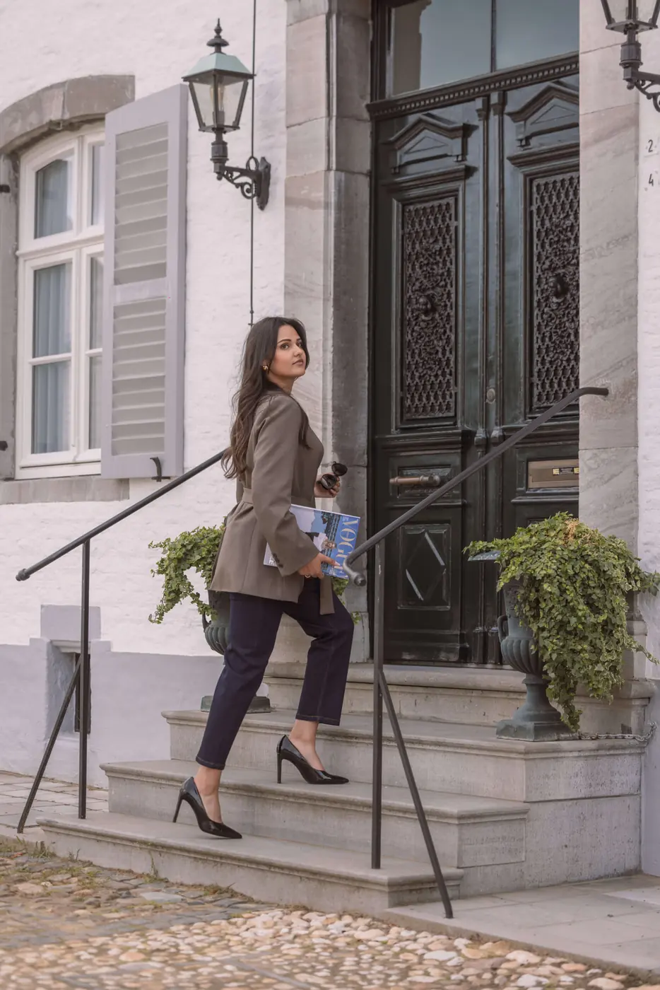 Petite Straight Ankle Jeans – Dark Blue, gedragen door een model van 168 cm in maat S-32