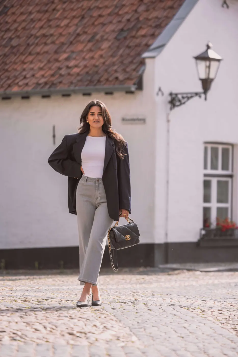 Petite Straight Ankle Jeans – Light Grey, gedragen door een model van 168 cm in maat S-32