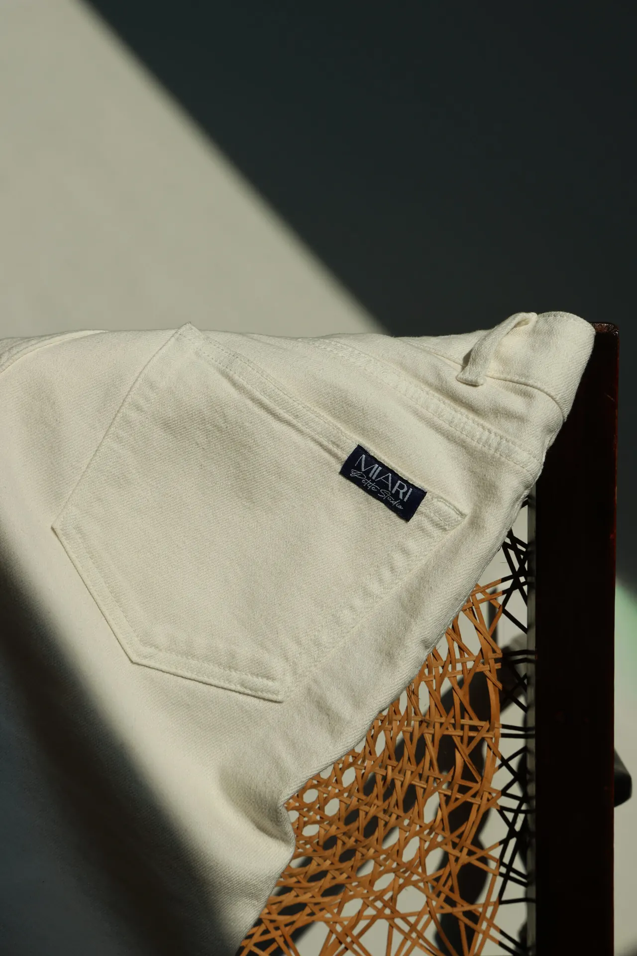 Detail van een MIARI jeans met het merklabel